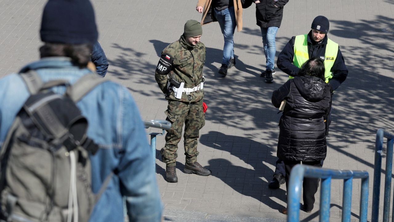 W czasie świąt żołnierze Wojsk Obrony Terytorialnej oraz podchorążowie wojskowych akademii kontynuują działania w ramach operacji „Odporna Wiosna” (fot.PAP/Paweł Supernak) W czasie świąt żołnierze Wojsk Obrony Terytorialnej oraz podchorążowie wojskowych akademii kontynuują działania w ramach operacji „Odporna Wiosna” (fot.PAP/Paweł Supernak)