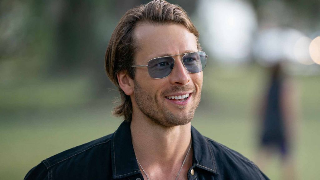 W tytułowego bohatera filmu „Hit Man” wcielił się Glen Powell. Fot. Materiały prasowe TVP