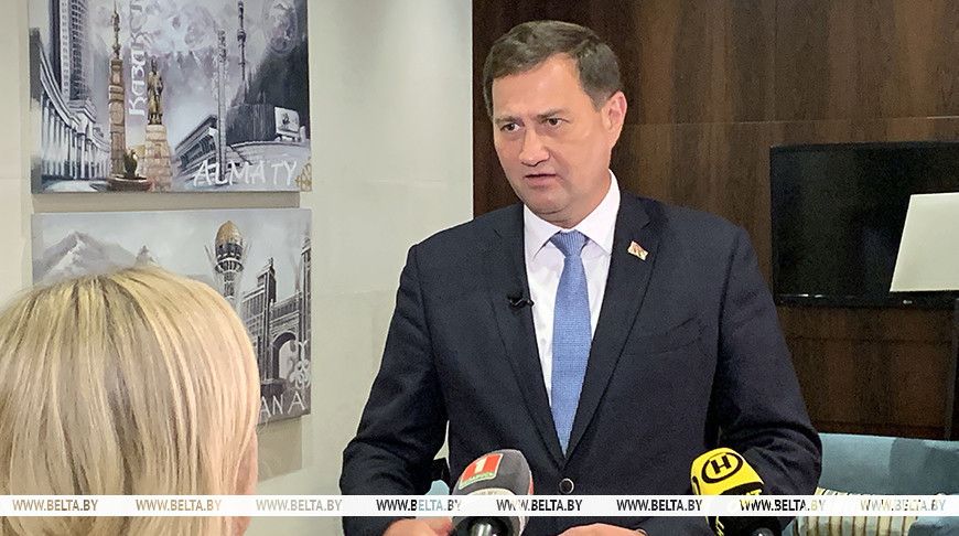Міністр замежных справаў Беларусі Максім Рыжанкоў дае каментар дзяржаўным СМІ ў Астане, Казахстан. 4 ліпеня 2024 года. (Фота: БелТА)