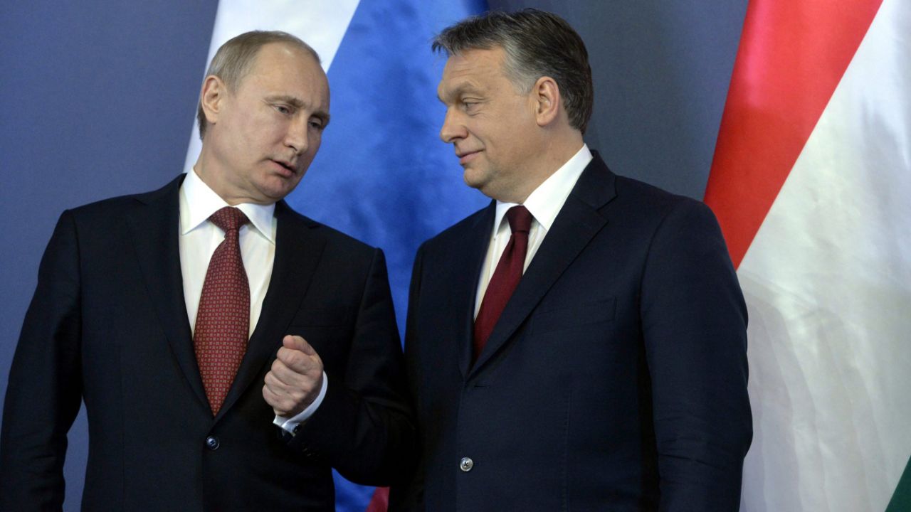 Władimir Putin i Viktor Orban (fot. PAP/EPA/SZILARD KOSZTICSAK)