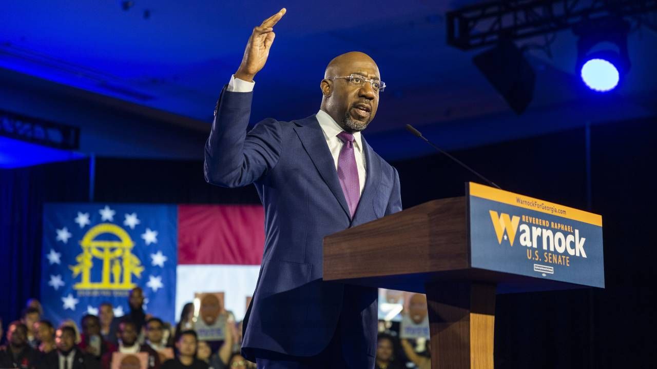 Senator Demokratów Raphael Warnock wywalczył reelekcję (fot. PAP/EPA/JIM LO SCALZO) Senator Demokratów Raphael Warnock wywalczył reelekcję (fot. PAP/EPA/JIM LO SCALZO)