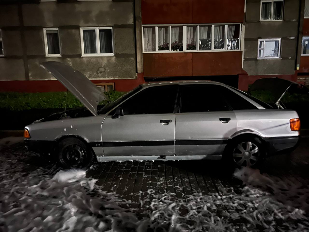 «Audi 80», згарэлая ў Наваградку, Беларусь. 30 ліпеня 2024 года. (Фота: Mchs.gov.by)
