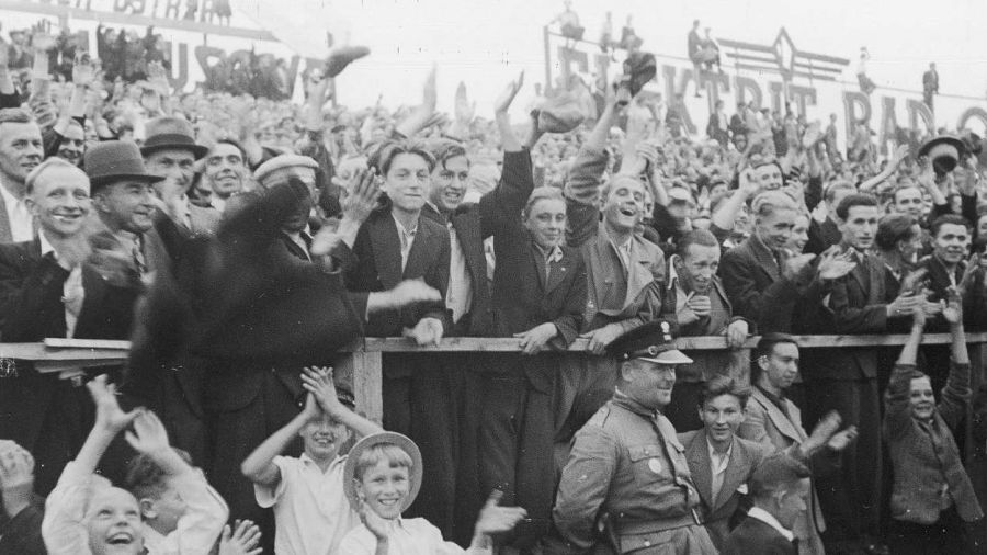 Gdy Polacy strzelili gola, na stadionie Legii zapanowała euforia. Fot. NAC/IKC
