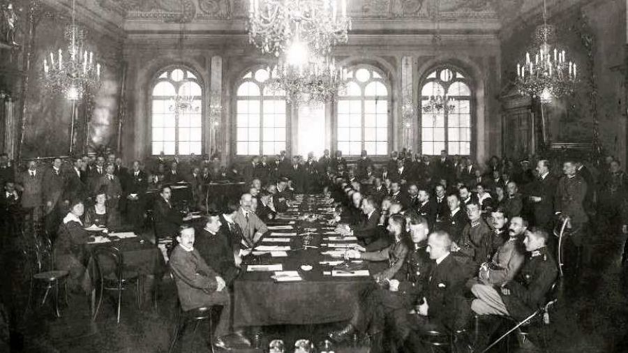 Początek rokowań w Rydze, 22 września 1920 roku. Fot. Właścicielem praw autorskich jest Magdalena Poznańska - http://kpbc.umk.pl/publication/203109, CC BY-SA 3.0, https://commons.wikimedia.org/w/index.php?curid=81713575