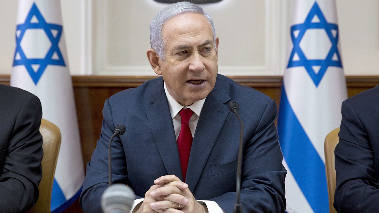 Premier Izraela Benjamin Netanjahu zrezygnował z pełnienia funkcji szefa izraelskiej dyplomacji po skandalu związanym z jego wypowiedzią, błędnie zacytowaną przez gazetę „Jerusalem Post” (fot. PAP/EPA/Sebastian Scheiner)