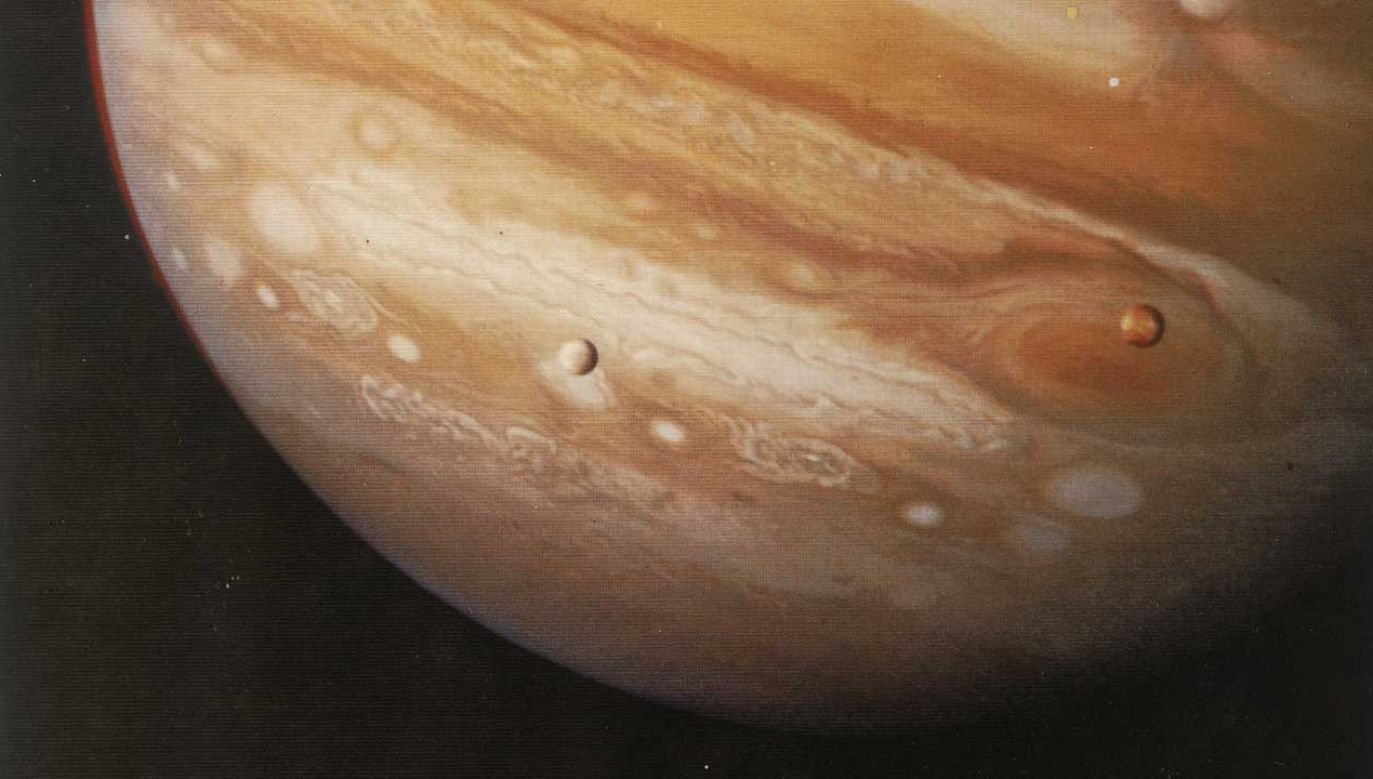 Jowisz – zdjęcie wykonane w 1979 roku przez sondę Voyager 1 z odległości 20 mln kilometrów (fot. Oxford Science Archive/Print Collector/Getty Images)