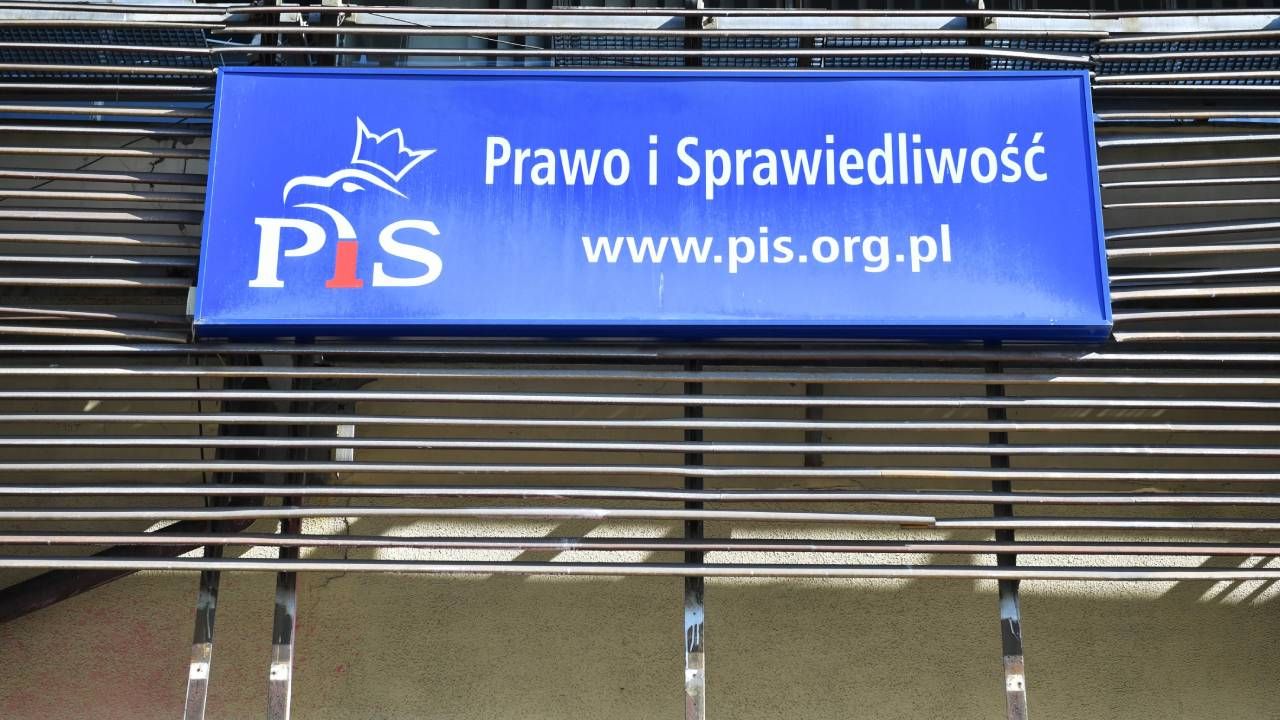 Samorządowiec PiS jest podejrzany m.in. o znieważenie policjantów na służbie (fot. arch. PAP/Radek Pietruszka) Samorządowiec PiS jest podejrzany m.in. o znieważenie policjantów na służbie (fot. arch. PAP/Radek Pietruszka)