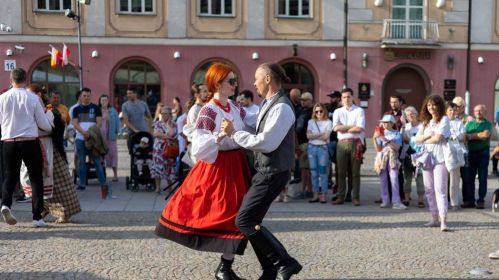 Песні і танцы на фестывалі «Soncahraj». Рынак Касцюшкі. Беласток, Польшча. 31 траўня 2024 года. Фота Белсат