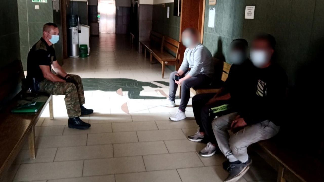 Do Polski wjechali nielegalnie ukryci pod naczepą ciężarówki przewożącej rudę cynku (fot. Karpacki Oddział Straży Granicznej) Do Polski wjechali nielegalnie ukryci pod naczepą ciężarówki przewożącej rudę cynku (fot. Karpacki Oddział Straży Granicznej)