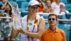 Iga Świątek z trofeum za wygranie Miami Open (fot. Getty)