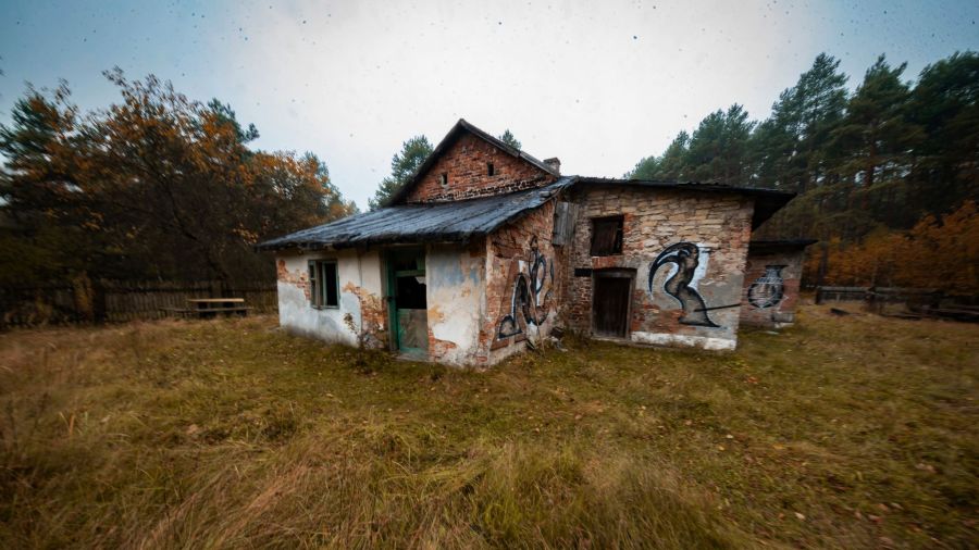 „Kierunek URBEX”. Eksploracja opuszczonej wioski w środku lasu - fot. Piotr Waleron
