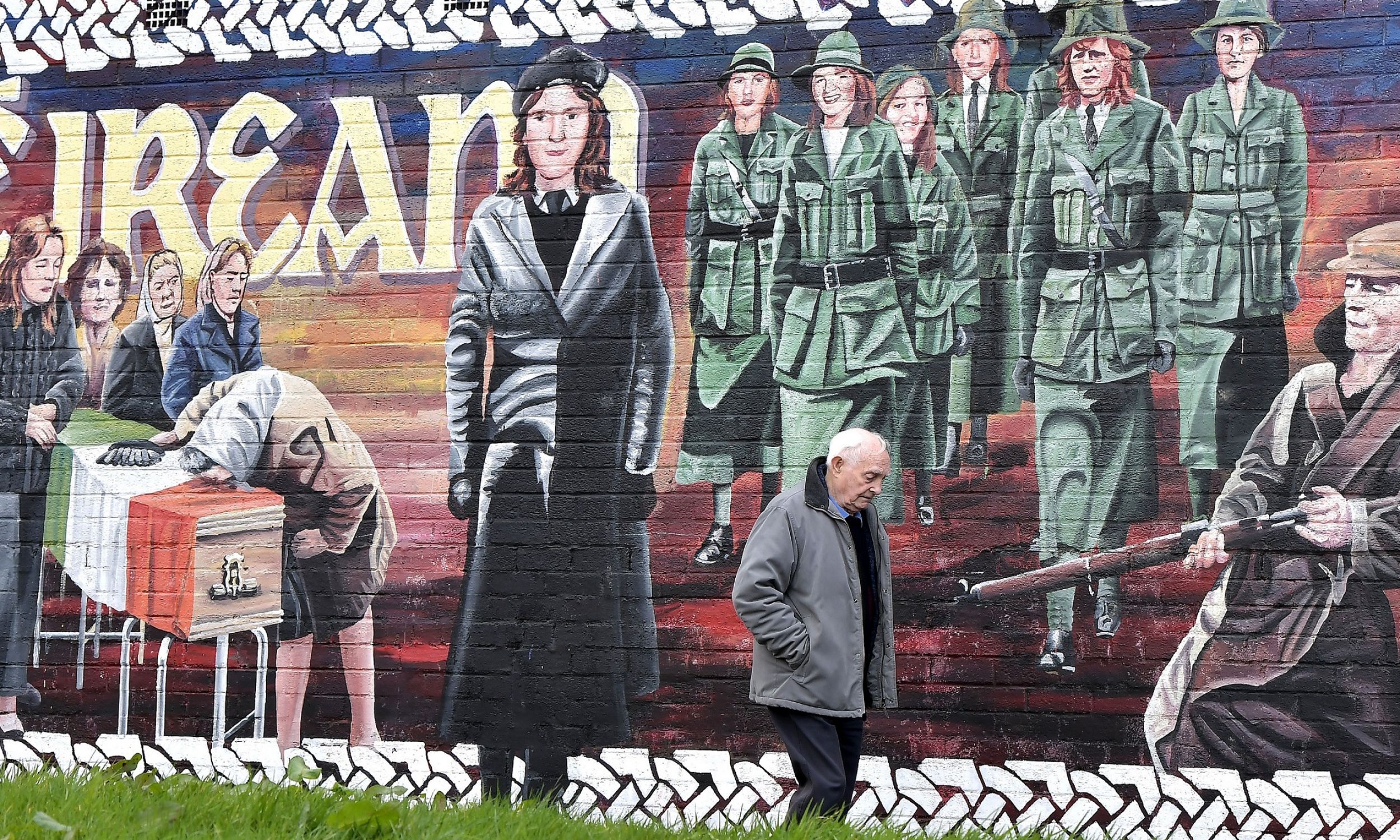 Mural w Londonderry, w Irlandii Północnej, w marcu 2017 r. koło domu zmarłego właśnie działacza Sinn Fein Martina McGuinnessa. Były bojownik IRA. W czasie „krwawej niedzieli” ( 30 stycznia 1972 r. żołnierze brytyjscy zabili 14 uczestników pokojowego marszu) był zastępcą dowódcy lokalnych struktur IRA. W latach 70. więziony. W latach 90. główny negocjator Sinn Féin pokojowego porozumienia wielkopiątkowego. Od 2007 r. był zastępcą pierwszego ministra Irlandii Północnej. Fot. Charles McQuillan/Getty Images
