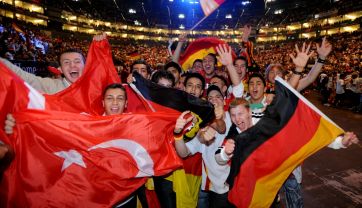 Niemieccy i tureccy kibice podczas wspólnego oglądania półfinału EURO 2008 z udziałem obu reprezentacji (fot. Getty)