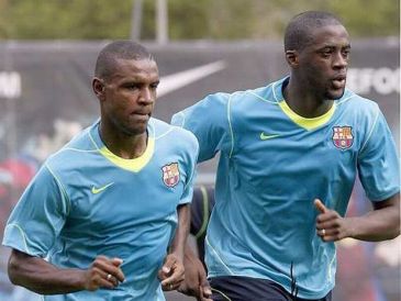 Yaya Toure (P) trenuje z Ericem Abidalem (L) w Barcelonie
