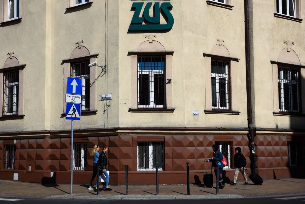 Людзі праходзяць паўз офіс Установы сацыяльнага страхавання (ZUS) у цэнтры Кракава. Фота: Omar Marques/SOPA Images/LightRocket via Getty Images