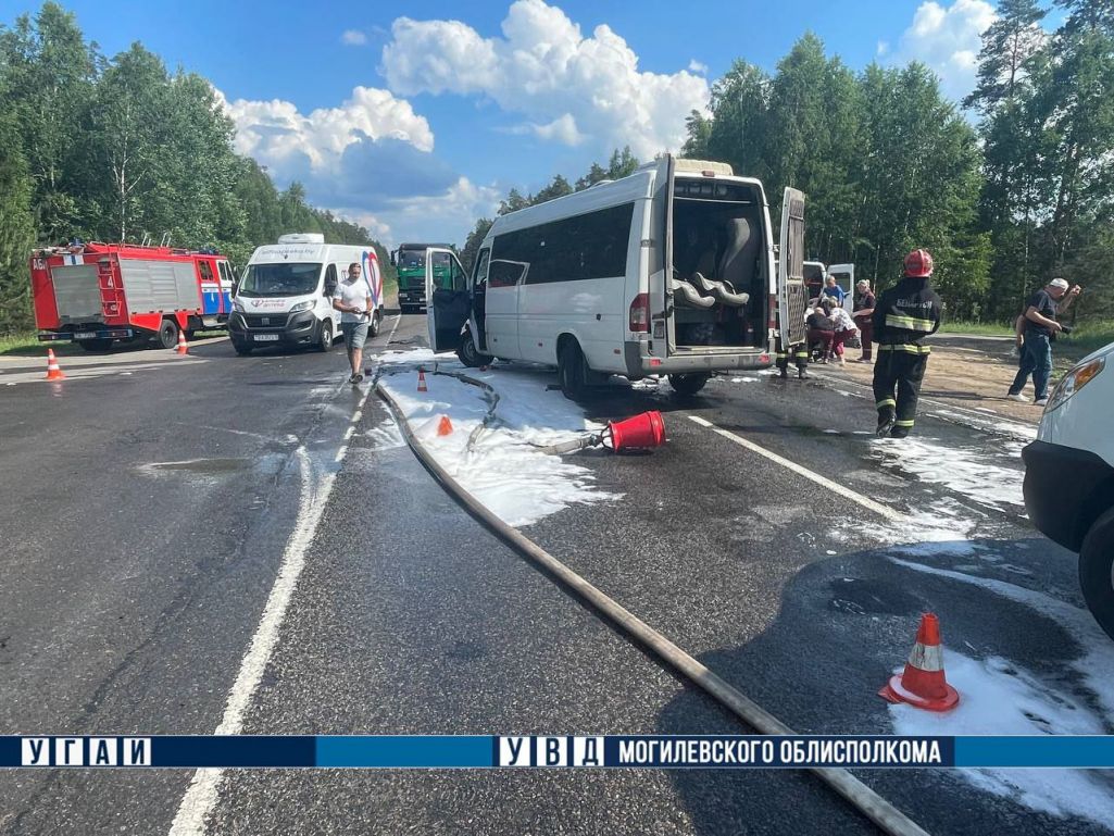 Аварыя маршруткі з трактарам МТЗ на трасе Бабруйск – Мазыр. (Фота: Милиция Могилевщины / Telegram)