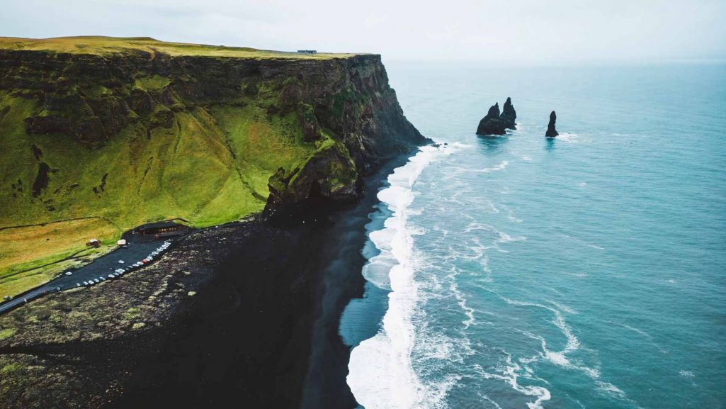 Wyspa Reynisfjara charakteryzuje się czarnym piaskiem, , nadającym jej niezwykłego i tajemniczego wyglądu. Fot. VisualProduction/Shutterstock