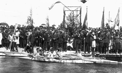 1932 r. Kołomyja, woj. stanisławowskie (obecnie zachodnia Ukraina). Otwarcie przystani wioślarskiej Ligi Morskiej i Kolonialnej. Widoczne pierwsze kajaki spuszczone na wodę. Fot. NAC/IKC, sygn. 1-P-341