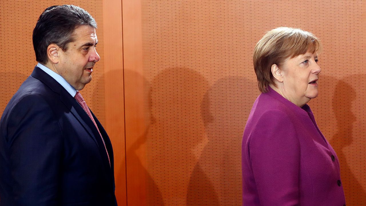 Minister spraw zagranicznych Niemiec Sigmar Gabriel i kanclerz Niemiec Angela Merkel (fot. REUTERS/Fabrizio Bensch) Minister spraw zagranicznych Niemiec Sigmar Gabriel i kanclerz Niemiec Angela Merkel (fot. REUTERS/Fabrizio Bensch)