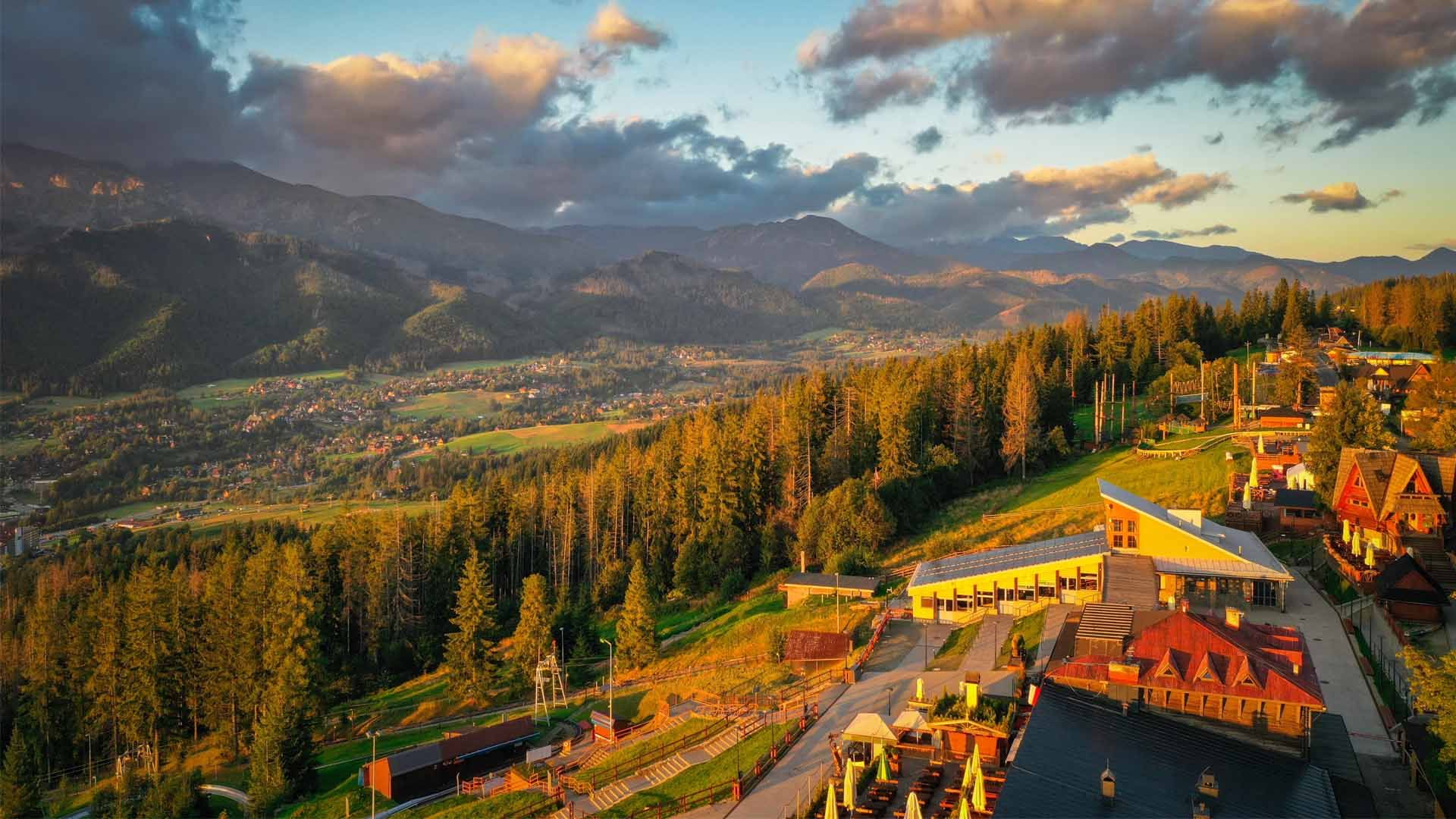 Gubałówka, czyli popularne, podłużne wzniesienie w Zakopanem, oferuje spektakularne widoki na miasto i otaczające je Tatry. Na szczyt dotrzemy zarówno pieszo, jak i kolejką linową. Fot. Patryk Kosmider/ Shutterstock