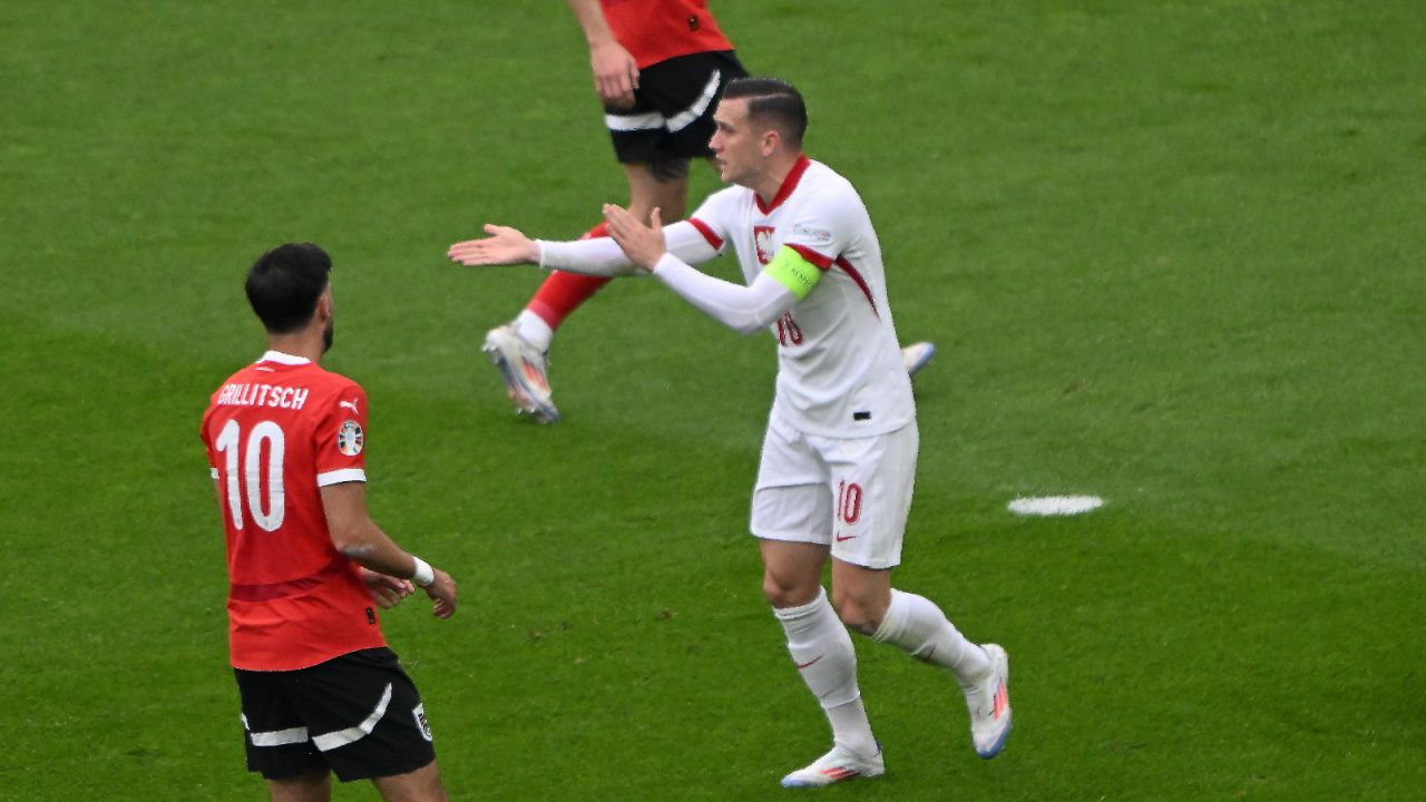 Piotr Zieliński uderzył na bramkę i piłka została odbita ręką przez rywala (fot. PAP)