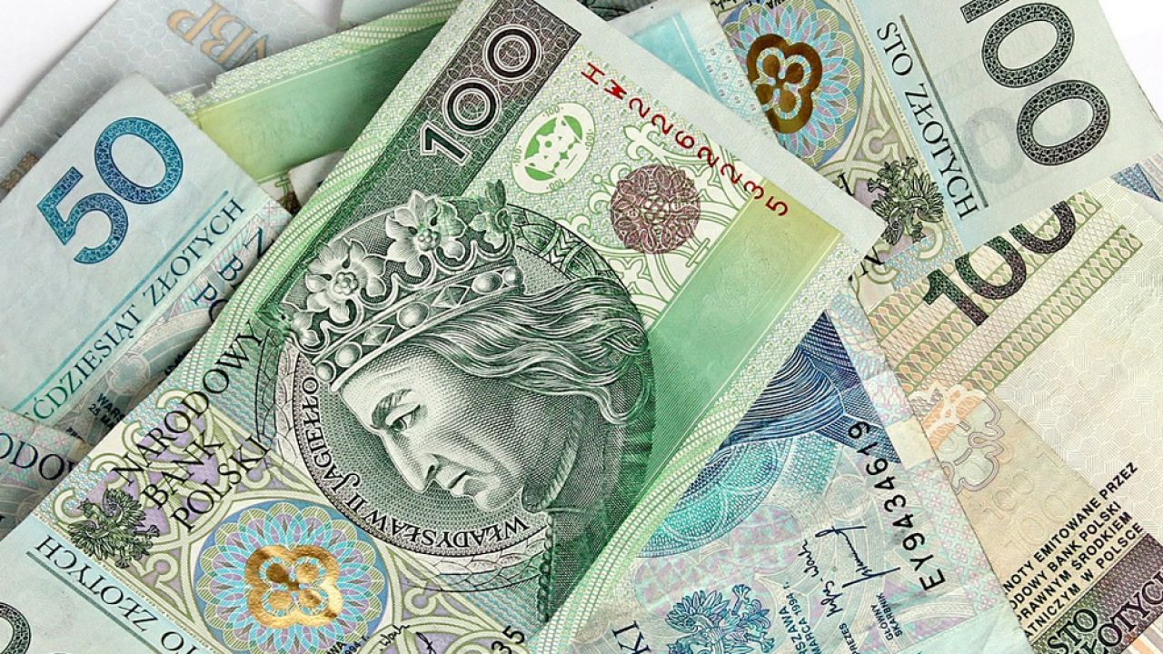 Podatek Pewnego Obywatela Obliczony Według Stawki 18 Wyniósł 2700 Podatek bankowy. Kiedy wejdzie w życie? - tvp.info