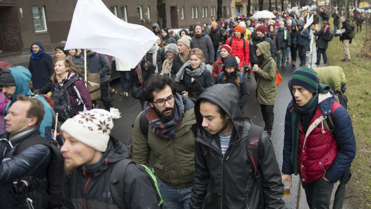 Uczestnicy marszu mają pokonywać dziennie ok. 20 km (fot. PAP/EPA/PAUL ZINKEN) Uczestnicy marszu mają pokonywać dziennie ok. 20 km (fot. PAP/EPA/PAUL ZINKEN)