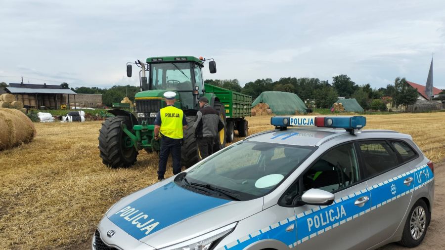 Sezon żniwny, kombajny i traktory na drogach, przepisy (fot. KPP Wolsztyn)