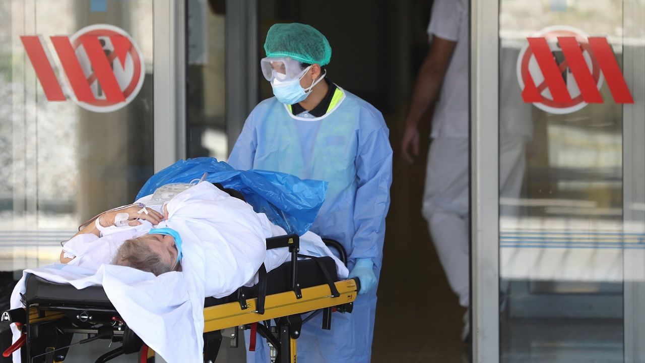 Dotychczas zakażonych zostało ponad 52 tys. pracowników hiszpańskiej służby zdrowia (fot. Reuters/Nacho Doce)
