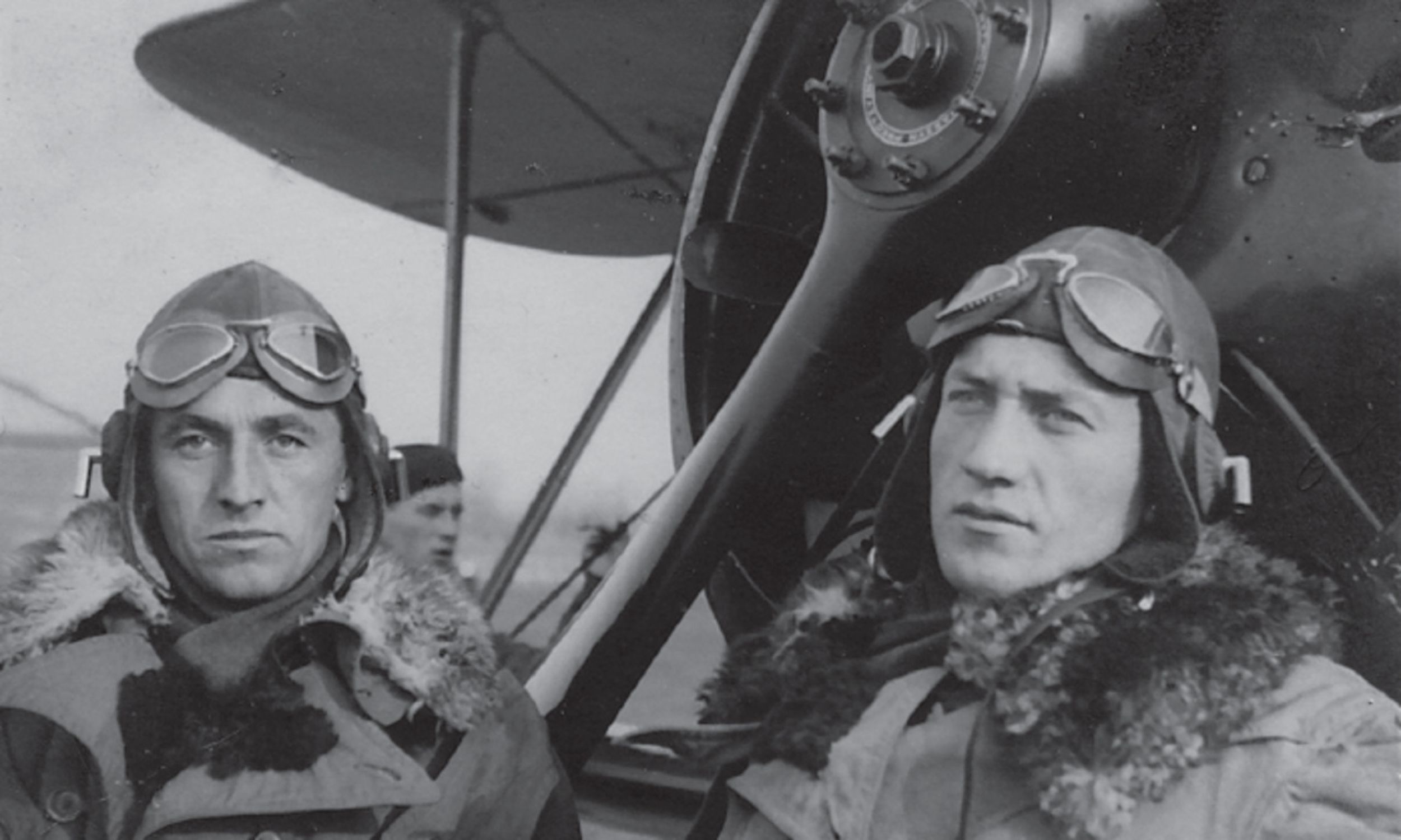 Władysław Gnyś (po lewej) z innym pilotem w szkole myśliwskiej w Grudziądzu, 1934 r. Ten dwupłatowy samolot to prawdopodobnie szkolno-treningowy PWS-14. Fot. archiwum rodziny Gnysiów