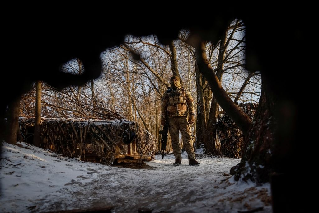 Здымак мае ілюстрацыйны характар. Украінскі вайсковец на сваёй пазіцыі на лініі фронту ў Сумскай вобласці, Украіна. 20 студзеня 2024 года. (Фота: Gleb Garanich / Reuters / Forum)