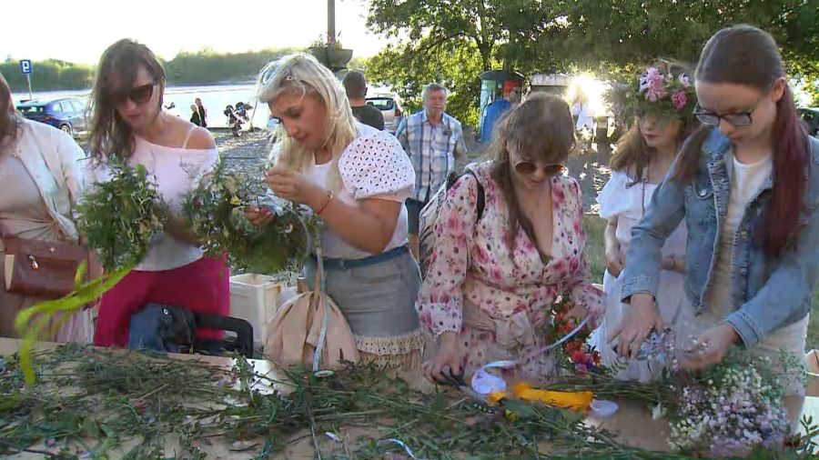 W Grudziądzu odbyło się wyjątkowe wydarzenie plenerowe – „Wianki nad Wisłą”, podczas którego mieszkańcy mogli nie tylko wziąć udział w warsztatach z plecenia wianków i zielarstwa