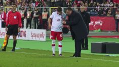 Czesław Michniewicz i Bartosz Bereszyński podczas meczu Polska – Szwecja (fot. TVP)