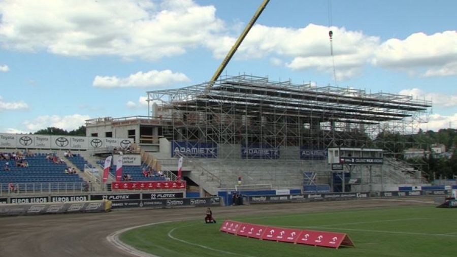 Montaż nowej trybuny na stadionie w Krośnie