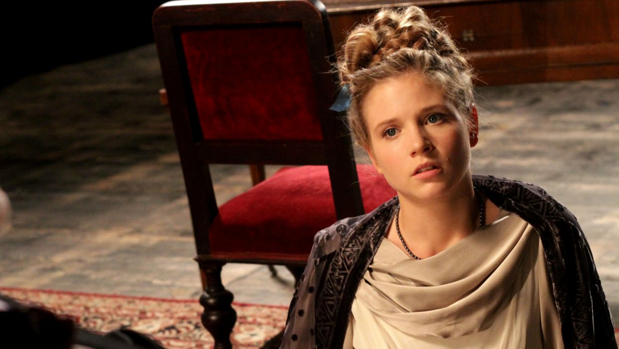 Spragnioną wiedzy o świecie młodą Szwajcarkę zagrała Eliza Rycembel (fot. TVP)