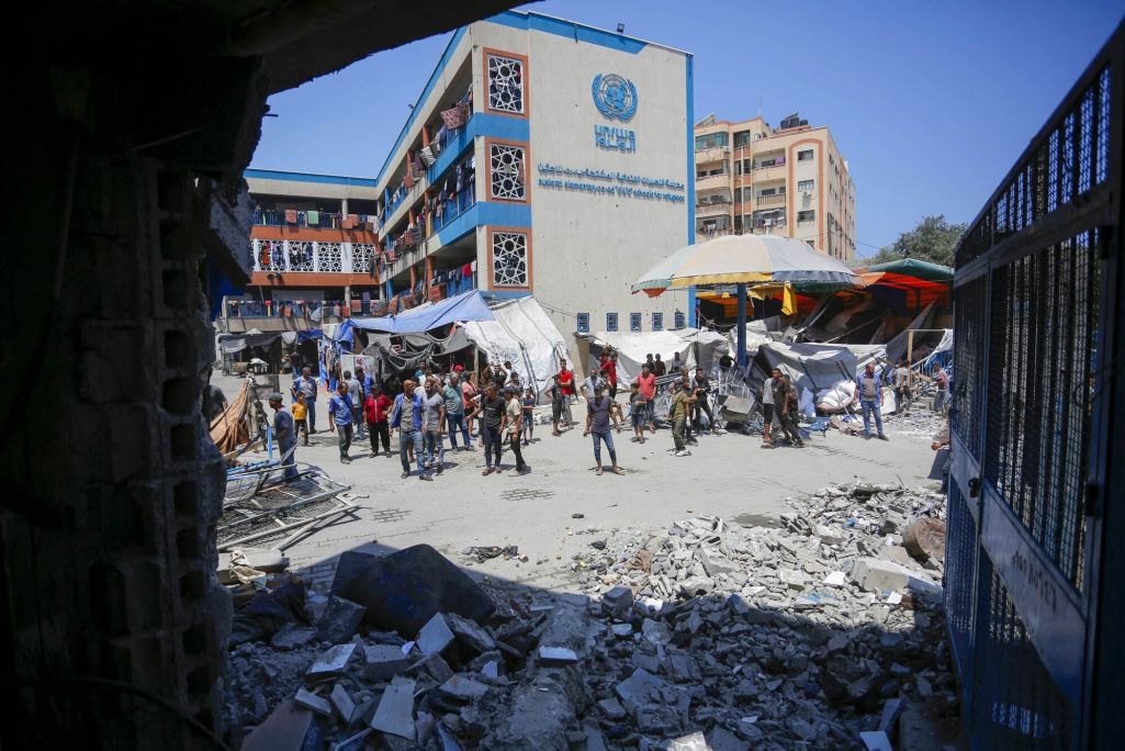 Супрацоўнікі UNRWA і палестынцы аглядаюць пашкоджаную ў выніку ўдару школу Блізкаўсходняга агенцтва ААН для дапамогі палестынскім уцекачам і арганізацыі працы. Дэйр-аль-Балах, сектар Газа. 15 ліпеня 2024 года. Фота: Ashraf Amra / Anadolu Press / Getty Images