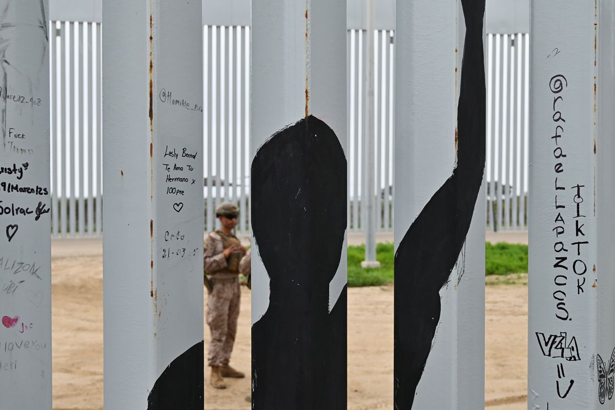 Военнослужащие США патрулируют заграждения вдоль американо-мексиканской границы, 2025 год. Фото: Carlos Moreno / Anadolu via Getty Images