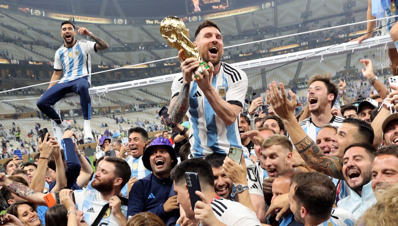 Upragniony Puchar Świata w rękach Leo Messiego (fot. PAP/EPA)