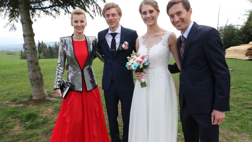 Młodej parze w uroczystości towarzyszyli m.in. Kamil Stoch i jego żona Ewa Bilan-Stoch (fot. PAP/Grzegorz Momot)