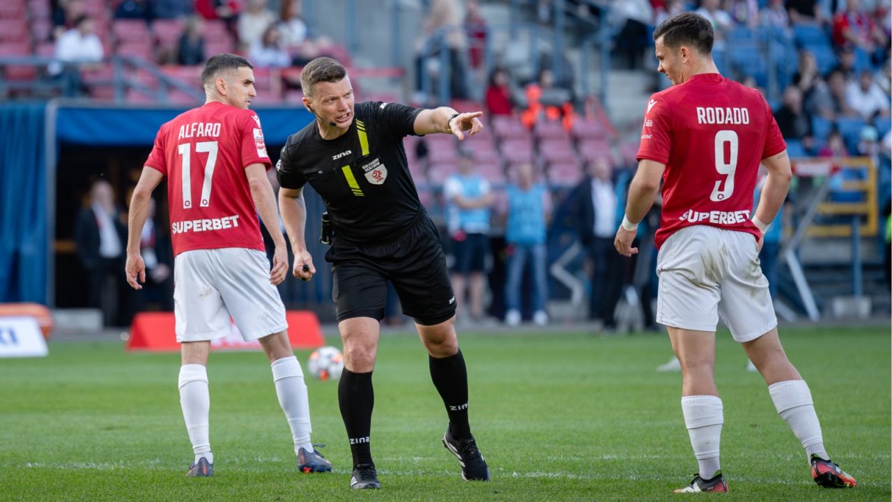 Tomasz Wajda sędziował dziesiątki meczów czołowych drużyn, zarówno w Ekstraklasie, jak i w I lidze. Pracował nawet w Lidze Mistrzów i na Wembley. Nagle PZPN skrócił jego karierę o całe trzy lata... (zdjęcie: Getty Images)