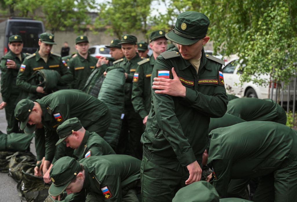 Здымак мае ілюстрацыйны характар. Расейскія навабранцы рыхтуюцца да адпраўкі ў гарнізоны ў Батайску, Растоўская вобласць, Расея. 16 траўня 2024 года. (Фота: Sergey Pivovarov / Reuters / Forum)