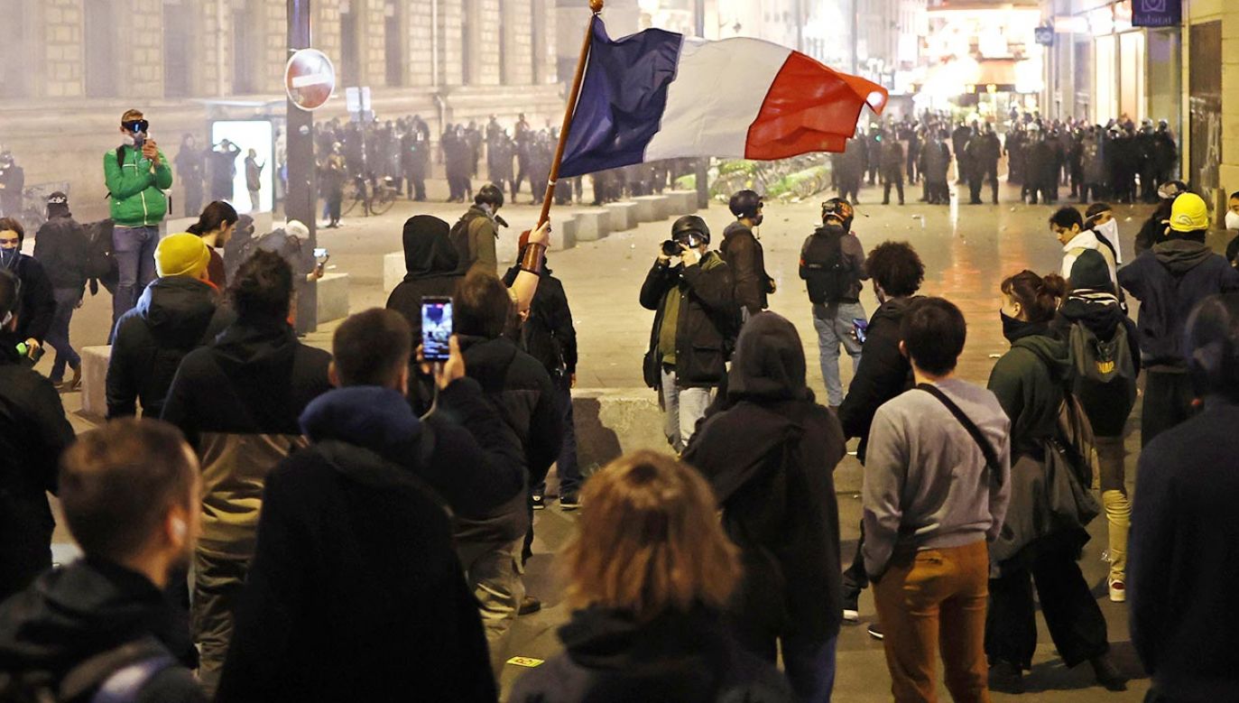 Kolejny dzień we Francji trwają manifestacje (fot. PAP/EPA/YOAN VALAT)