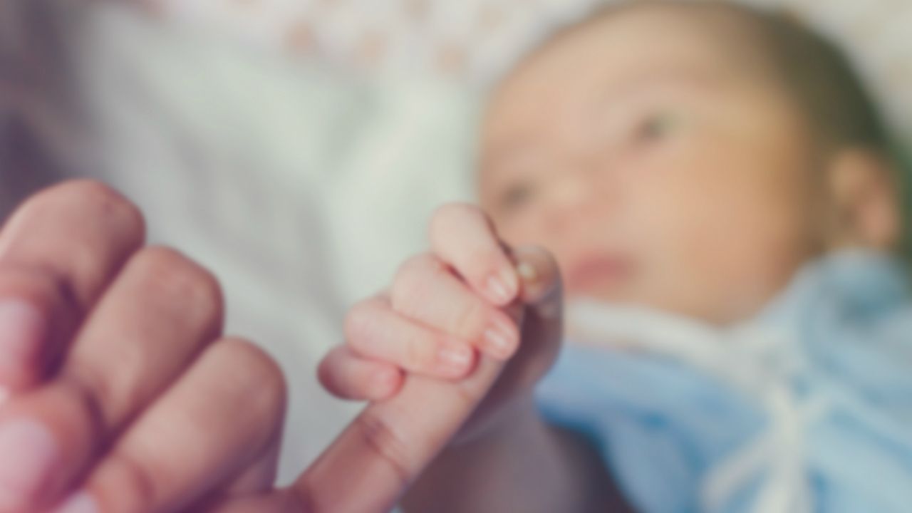 Adopcja dziecka przez zagraniczną rodzinę powinna być ostatecznością (fot. Shutterstock/ChompooSuppa)