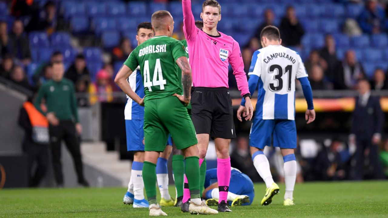Jacek Góralski ukarany żółtą kartką przez Francois Letexier (fot. Getty Images)