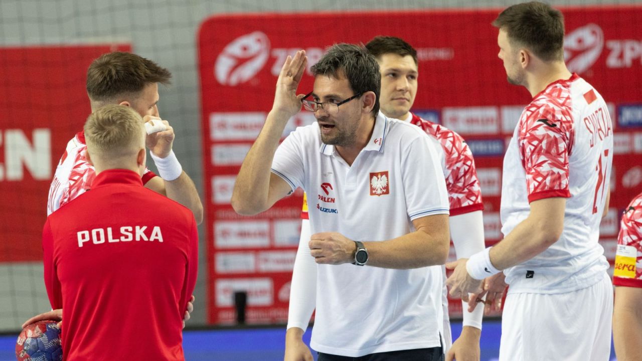 Trener Marcin Lijewski i reprezentanci Polski w piłce ręcznej (fot. PAP/