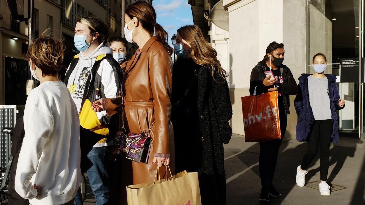 Zniesiony zostanie m.in. wymóg noszenia maseczek ochronnych na zewnątrz (fot. Julien Mattia/Anadolu Agency via Getty Images)
