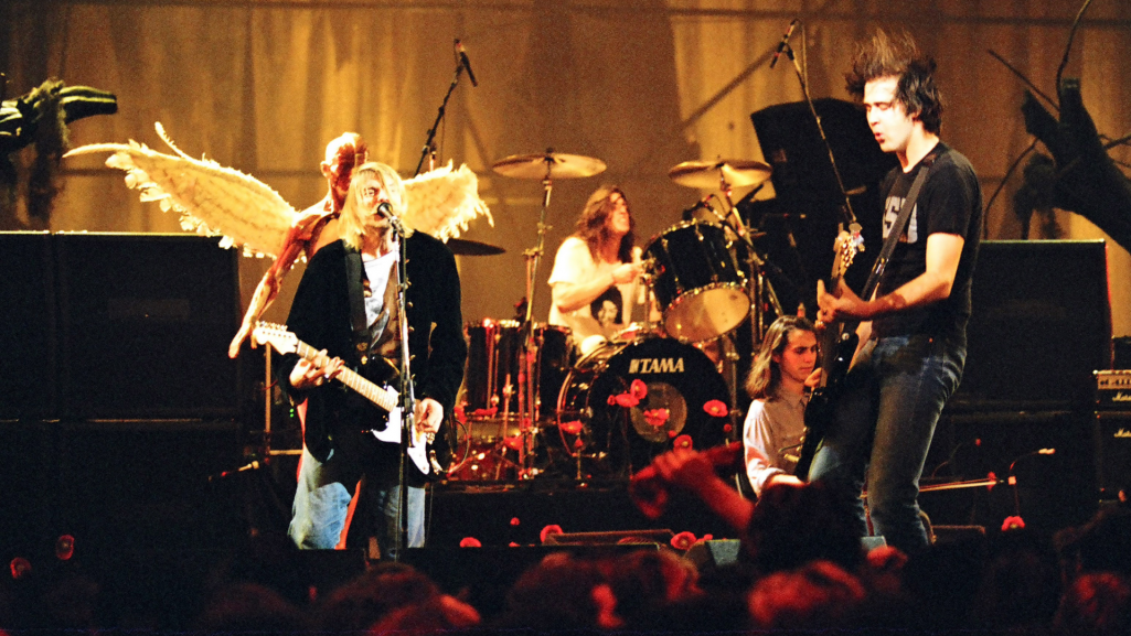 Kurt Cobain, Dave Grohl i Krist Novoselic z zespołu Nirvana na koncercie w ramach MTV Live and Loud w 1993 r. Fot. Jeff Kravitz/Film Magic/Getty Images