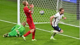 Harry Kane strzelił zwycięskiego gola w meczu Anglii z Danią w Euro 2020 i dał historyczny awans do finału (fot. PAP/EPA) Euro 2020: skrót meczu Anglia – Dania w półfinale