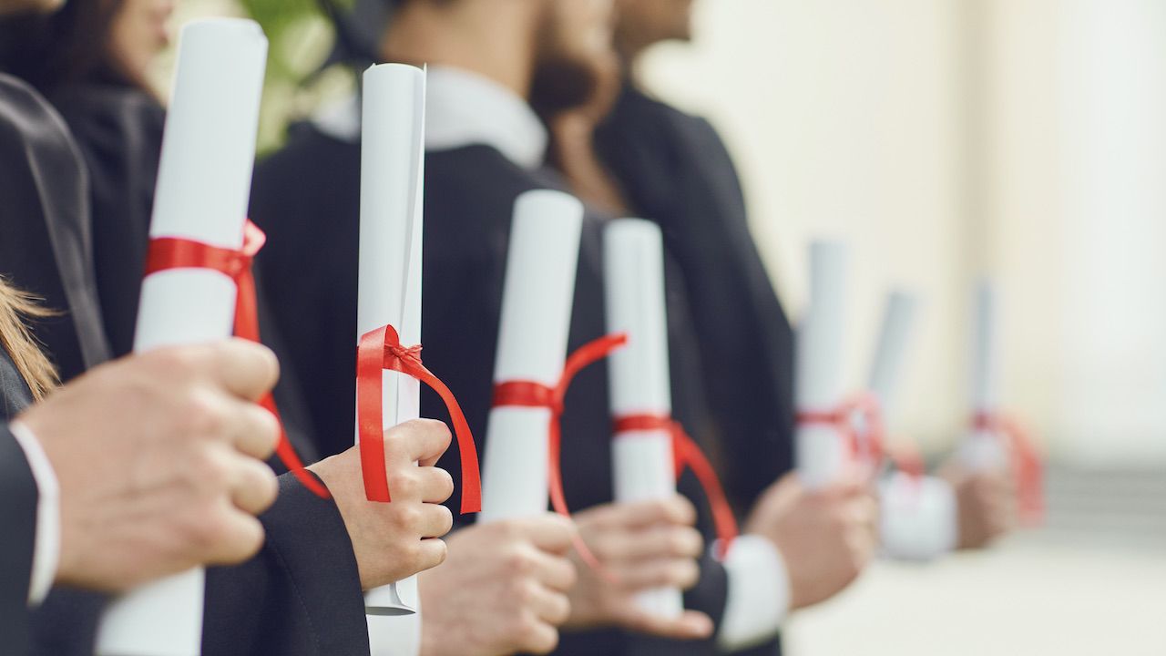 MEiN chce wyjaśnień ws. domniemanych fałszywych dyplomów na uczelni w Łodzi (fot. Shutterstock/Studio Romantic) MEiN chce wyjaśnień ws. domniemanych fałszywych dyplomów na uczelni w Łodzi (fot. Shutterstock/Studio Romantic)