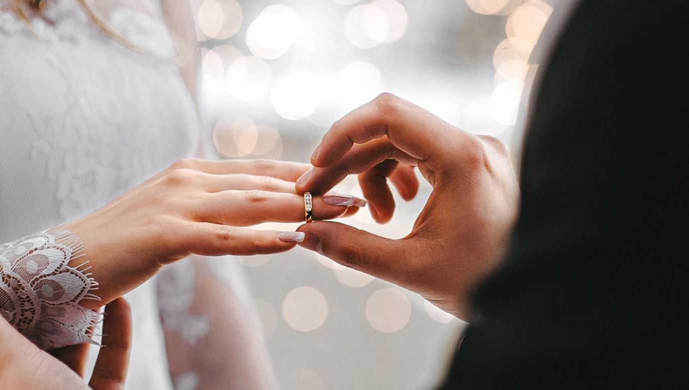 Ten ślub jest znakiem cywilizowanego postępowania – uważa ksiądz, który prowadził ceremonię (fot. Shutterstock/KirylV)